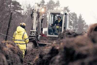 Graving og legging av kabel er både kostbart og svært CO2-krevende. Nå jobber IKT-Norge for at det skal gjøres teknologivalg som vil ha enorme positive utslag på klimaet og lønnsomheten til teleselskapene.