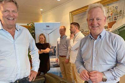 Konsernsjef Stig Remøy i Olympic og verftssjef Lars Lühr Olsen på Ulstein Verft signerte kontrakten på to vindskip og opsjon på ytterligere to med SX222 design i sommer.