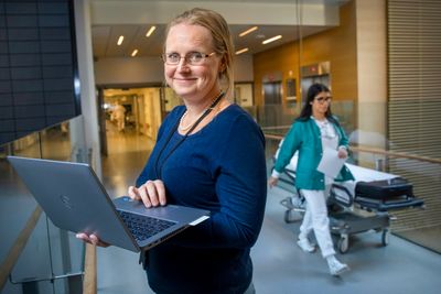 Tonje Holm Hjertaas leder prosjektet med digital hjemmeoppfølging av pasienter ved Ahus. Sykehuset er først ute med å teste oppfølging av pasienter og har nå ca. 800 pasienter i prosjektet. Hun ønsker seg en heldigital avdeling for å drive oppfølging på sykehuset.
