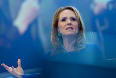 Linda Hofstad Helleland sitter i Næringskomiteen for Høyre. Hun mener differansekontrakter kan bidra til en raskere grønn omstilling for skipsfart. Partiet foreslår 200 millioner kroner til Grønn skipsfart i alternativet til statsbudsjett for 2023.