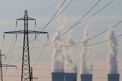 Det har vært store utfordringer for fransk atomkraft i vinter. Nå importerer landet strøm fra Tyskland, Spania og Storbritannia.