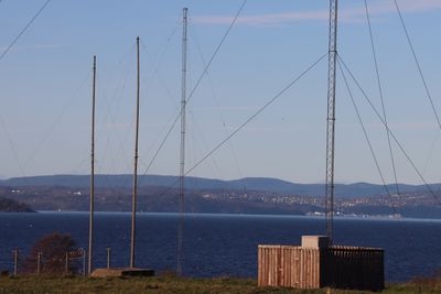 Samling av antennemaster ved Jeløy Radio. De eldste er tremaster, og er fra da stasjonen var ny i 1930.