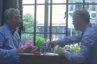 Den tiltalte 53 år gamle sivilingeniøren møtte den russiske etterretningsoffiseren på en pizzarestaurant på Torshov i Oslo.