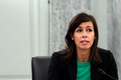 FCC-leder Jessica Rosenworcel beskriver tiltakene som en logisk fortsettelse av de øvrige restriksjonene som allerede er innført overfor kinesiske teknologiselskaper.