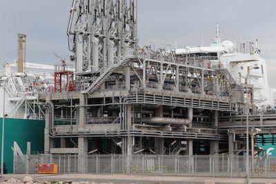 Flytende gass (LNG) fra USA kommer i store mengder på skip til EU-landene. Dyr LNG bidrar til å presse opp energiprisene.