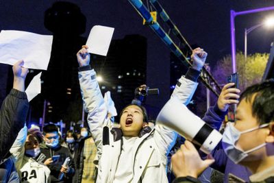Foxconn-arbeidere holder opp hvite ark for å demonstrere mot koronarestriksjoner.