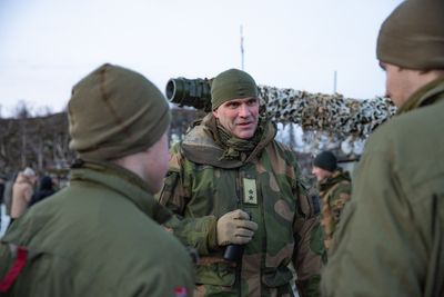 Norges- og Litauens sine utenriksministre besøkte soldater ute i felt under øvelse Arctic Bolt 202 ...