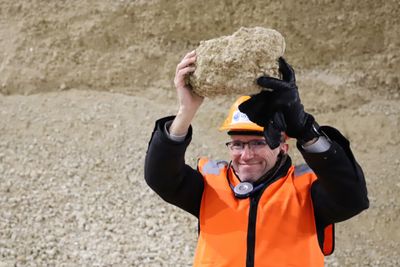 Espen Barth Eide med en gipsstein som har kommet med skip fra Spania til kaia på Øra, der Gyproc produserer gipsplater. 