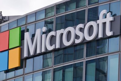 − Vårt arbeid med å beskytte kundenes data er markedsledende, svarer Microsoft til kritikken.