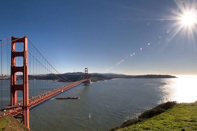 72 ganger kjørte forskerne mobiltelefoner med programvaren over Golden Gate-brua i San Francisco. De håper at sensorer skal kunne bidra til å svare på hvordan det står til med bruer og når det oppstår skader som må utbedres.