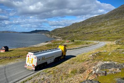 Riksvei 94 er den eneste innfartsveien til Hammerfest og en sentral del av kommunikasjonstilbudet i Hammerfest og Kvalsund.