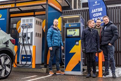 Fra venstre: Haakon Langaas Lageng, Erik Tessem, Stian Thoresen og Ragnar Ringstrøm i oppstartsbedriften Jamp. Deres løsning er blant de som testes i et pilotprosjekt for kortbetaling hos operatøren Recharge. 