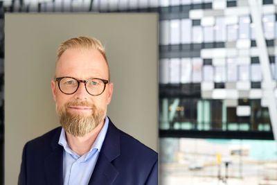 Henrik Larsen er juridisk direktør i Telia Norge og har stevnet Telenor for 500 millioner kroner.