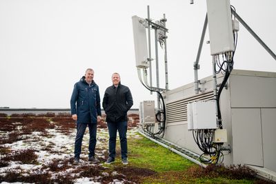 Pål Bjørdal (til venstre), administrerende direktør i Griptel og Eivind Helgaker, administrerende direktør i Ice. Det er mye utstyr som skal festes trygt i mastene for å hindre nedetid.