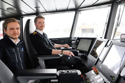 Skipsmotormekaniker Rikard Kolbjørnsen og overstyrmann Jone Våga på brua til MS Medstraum.