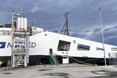 MF Hydra fyller sakte, men sikkert hydrogen. Bunkringstårnet er plassert på Viganeset ved Hjelmeland. 