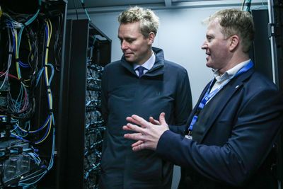 700 meter inne i fjellet: Sp-statsrådene Ola Borten Moe og Sigbjørn Gjelsvik (t.h.) inne i selve datasenteret til Sigma2. Teknologien er fra IBM som har vært samarbeidspartner i Lefdal Mine Datacenter siden starten.