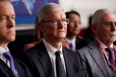 Apple-sjef Tim Cook (i midten) på besøk i fabrikken der TSMC i fremtiden skal produsere databrikker for IT-giganten. Det blir første gang på nesten et tiår at Apple får brikker produsert i USA.