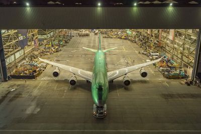 Den siste 747-en forlater Boeings bredbuksflyfabrikk i Everett 6. desember i forkant av levering til Atlas Air over nyttår.