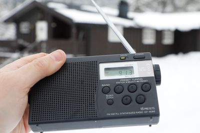 Lokalradioene får fortsette på FM-båndet ut 2031, uten å måtte søke om ny konsesjon i 2025.