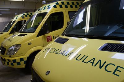 Live video fra mobiltelefoner til alarmsentralen kan både redusere antallet utrykninger og redde liv. Illustrasjonsbildet viser ambulanser i danske Aalborg i 2016.