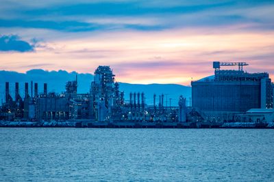 Askeladd-feltet har startet produksjonen i Barentshavet. Det er bygget ut i tilknytning til Snøhvit og produserer gass gjennom LNG-anlegget på Melkøya. 