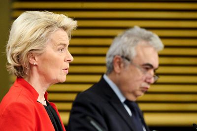 EU-kommisjonens presidentUrsula von der Leyen og IEA-sjef Dr.Fatih Birol under presentasjonen av IEAs rapport.