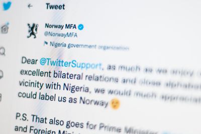 Norske politikere, blant annet Anniken Huitfeldt og Jonas Gahr Støre, fikk ved en feil tirsdag «Nigeria government official»-merke på sin Twitter-profil. 