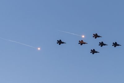 Norske F-35A i Luftforsvarets tradisjonsrike julestjerne fredag 9. desember 2022.