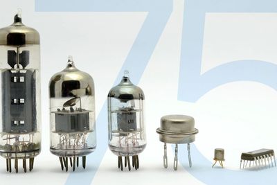 Transistorer, som er komponent fire og fem på bildet over, har mange fordeler sammenlignet med radiorørene til venstre på bildet. Dette inkluderer størrelsen, prisen, hurtigheten og energiforbruket. Dessuten kan de bygges inn i integrerte kretser, som den helt til høyre på bildet.