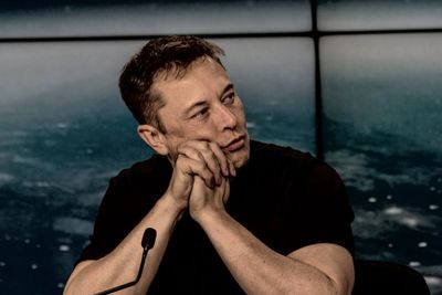 Tesla-sjef og Twitter-eier Elon Musk spør søndag kveld Twitters brukere om han bør trekke seg som leder for det sosiale mediet.