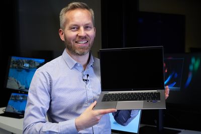 Håvard Persen fra HP Norge viser frem niende generasjon av bærbare workstations. 