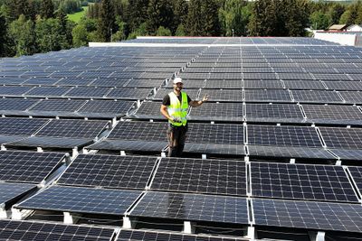 Flere store takmonterte solcelleanlegg ble montert i Norge i 2022. Men potensialet er langt fra utnyttet, mener forskere.