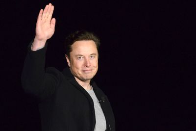 – Jeg trekker meg som administrerende direktør så snart jeg finner noen som er dum nok til å ta jobben, sier Elon Musk etter en Twitter-avstemning.