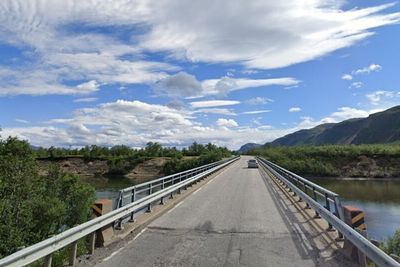 E6 krysser Lakselva i Øst-Finnmark her ved Lakselv bru. Det er imidlertid ikke sagt noe om fiberkabelen til Øst-Finnmark henger synlig under akkurat denne brua.