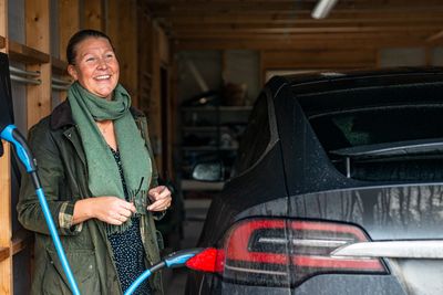 Cecilie Tande kan endelig lade bilen sin samtidig som hun lager mat. Løsningen er full av spenning. 