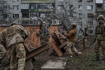 Ukrainske soldater bygger barrikader i Bakhmut i Donetsk onsdag 21. desember. Det har pågått harde kamper med mange falne på begge sider ved Bakhmut de siste ukene, som russerne i flere måneder har prøvd å erobre. Myndighetene i Kyiv opplyste nylig at Bakhmut og byen Avdijivka, begge sør for byen Lyman, nå var «episenteret» for krigen i Ukraina.