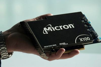 Micron er verdens fjerde største halvlederprodusent. Selskapet som blant annet produserer minnebrikker og SSD-baserte lagringsenheter må nå kutte kraftig som følge av svak etterrpørsel.