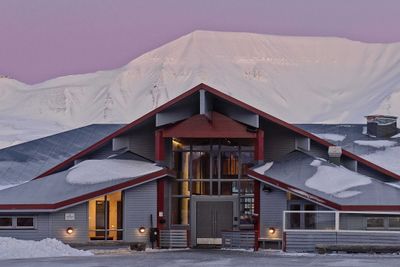 Sol og snø er en effektiv kombinasjon for solceller. Nå skal Store Norske legge 650 solcellepaneler på taket til Radisson Blu Polar hotell Spitsbergen.