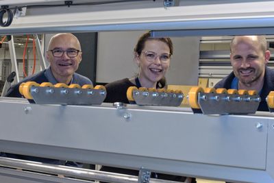 Jan Sandok (t.v.), Margrethe Petersen og Tor Nordseth ved et anlegg de har i produksjon og som skal til Tyrkia når det er ferdig. 