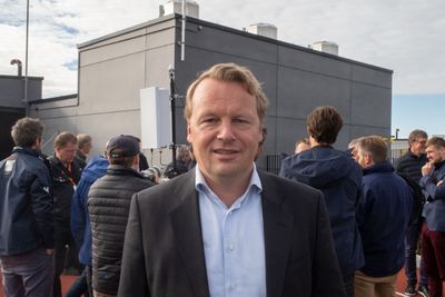 Leder for bedriftsmarkedet i Telia, Jon Christian Hillestad på taket av Telias bygg på Økern i Oslo. Med antennen til en basestasjon i bakgrunnen.