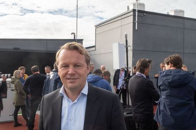 Leder for bedriftsmarkedet i Telia, Jon Christian Hillestad, tar gjerne jobben med å hjelpe norske organisasjoner med cybersikkerhet. Her fotografert på taket av Telias bygg på Økern i Oslo i en annen anledning. 