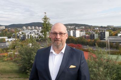Georg Svendsen, leder for infrastruktur i Telia Norge på taket av Telias bygg på Økern i Oslo. Nå har Telia kunngjort at de stenger 2G-nettet i 2025, noenlunde samtidig med Telenor.