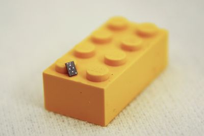 Sammenlignet med en legokloss blir resonans-sensoren bitteliten. Den kan være trådløs og koblet til en energihøster eller et lite batteri.