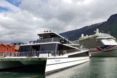 Future of the Fjords til kai i Flåm med P&O-cruiseskipet Britannia ved cruisekaia. Flåm i Auralandsfjorden, en av fem på UNESCOs liste over Verdensarvfjorder. 