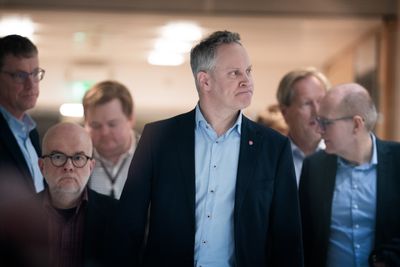 Samferdselsminister Jon-Ivar Nygård vil kalle inn styret i Bane Nor til hastemøte mandag eller tirsdag neste uke. Lengst til høyre er Bane Nor-sjef Gorm Frimannslund.