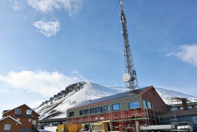 Telenor-bygget på Svalbard, fotografert ved en annen anledning. Svalbard er ofte stedet Telenor tester ny teknologi.