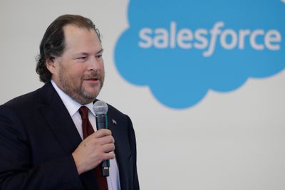 − Mens inntektene økte under pandemien, ansatte vi for mange mennesker, sa Marc Benioff til egne ansatte denne uka. Her fra et foredrag i 2019.