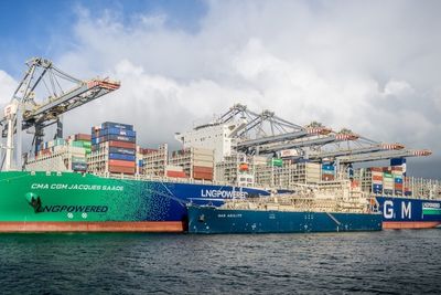 Containerskip bestilles i økende grad med LNG som drivstoff. CMA CGM Jacques Saadé var det første store LNG containerskip til å bunkre gass i Rotterdam i 2020.