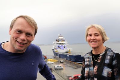 PSV-en Stril Mermaid ligger fortøyd utenfor hovedkontoret til Simon Møkster Shipping i Stavanger. Forsyningsskipet kom rett fra 5-årsklassing og gikk rett ut i arbeid etter et kort Stavanger-besøk. Teknologidirektør Tom Karlsen og administrerende direktør Anne Jorunn Møkster trosset regn og vind for fotografering. 